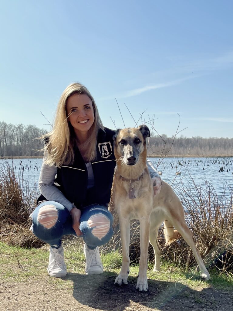 Hundeerzieherin Bianca Störmann mit ihrem Hund