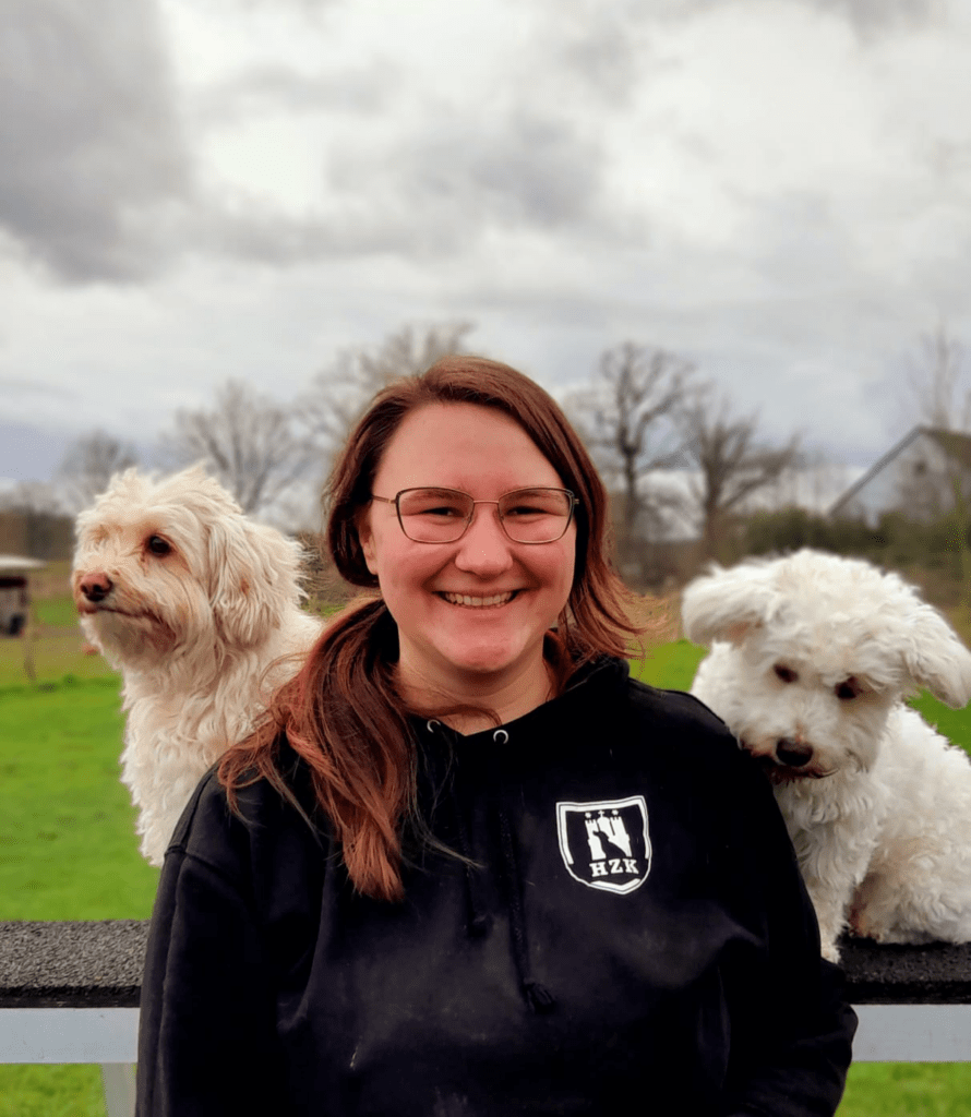 Auszubildende Jana mit ihren zwei Hunden vor dem Hundeschulzentrum