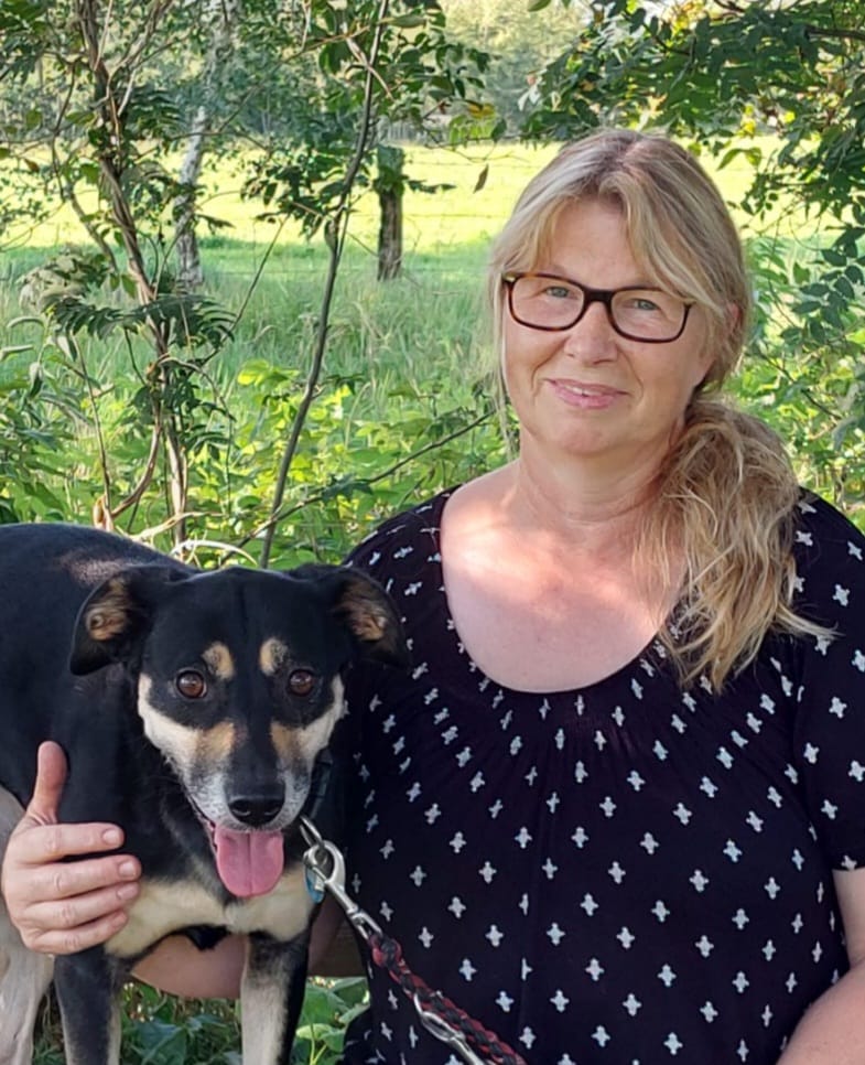 Hundetrainerin und Verhaltensberaterin Vera mit ihrem Hund vor dem Hundeschulzentrum