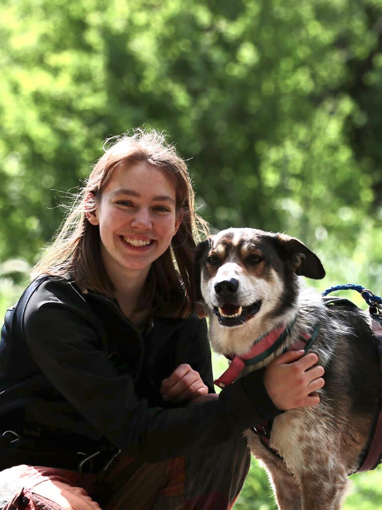 Tierpflegerin Mareike mit ihrem Hund vor dem Hundeschulzentrum